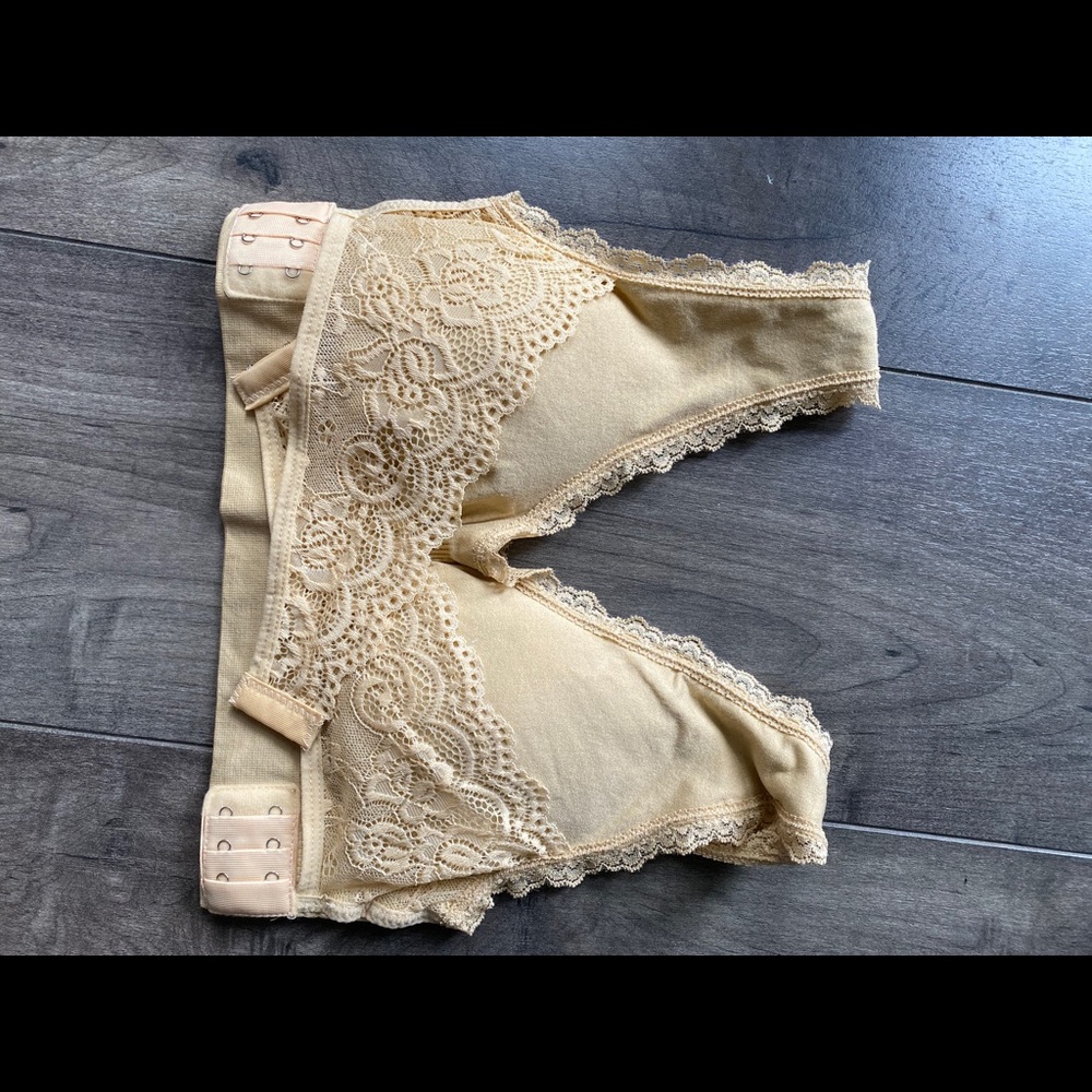 Removable passes cross lace bra NWOT